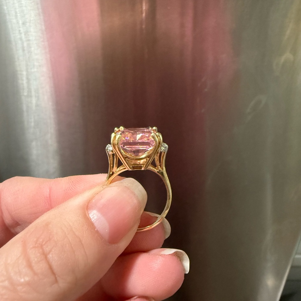 Elegant Pink Gemstone Ring - Picture 4 of 8
